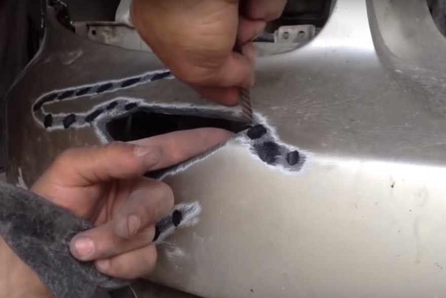 Фото процесса пайки трещин на пластиковом бампере